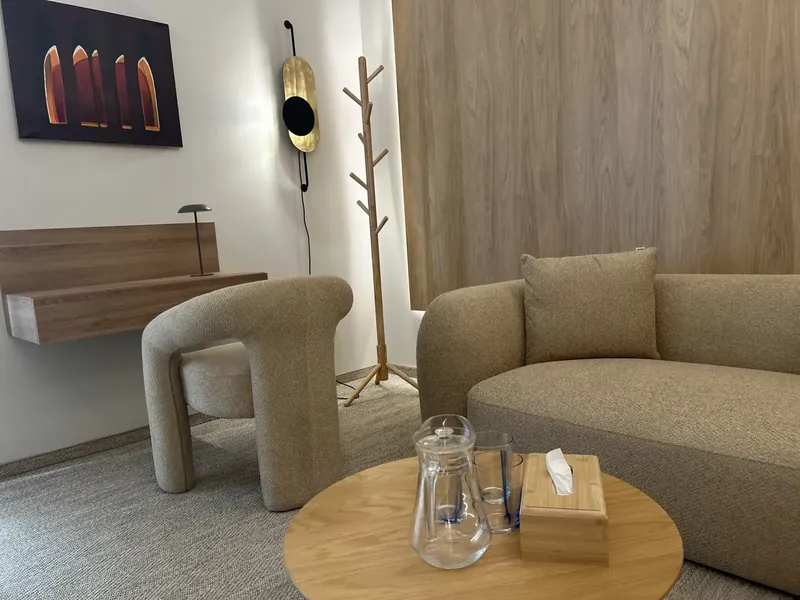 Gabinet 1 &mdash; fotel i sofa przy stoliku