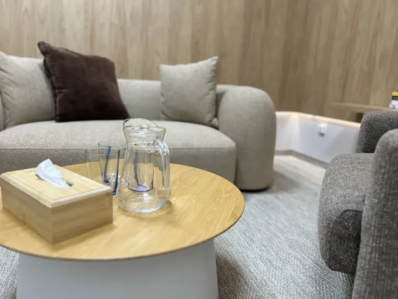 Gabinet 1 &mdash; sofa i stolik z wodą