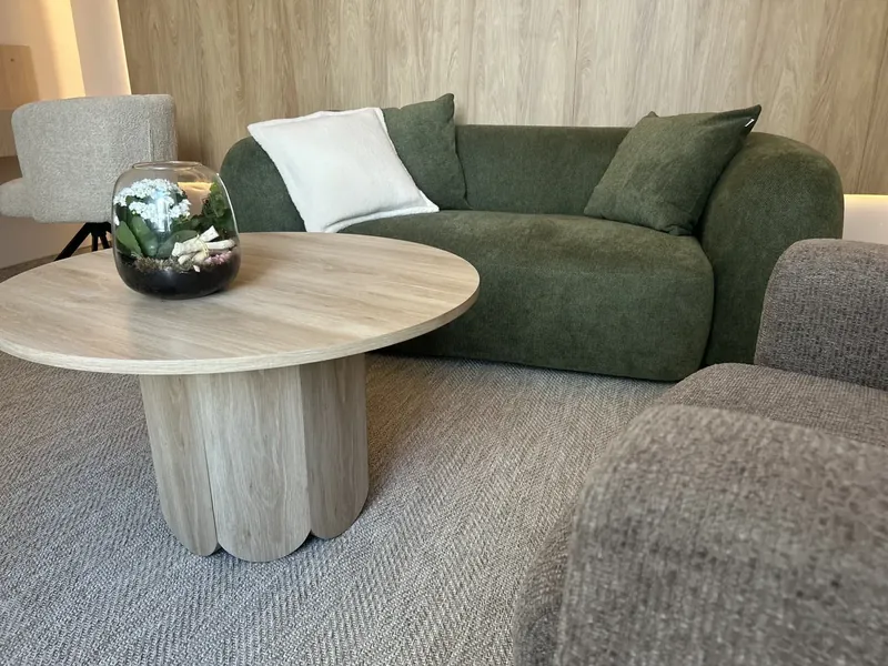 Gabinet 2 — zielona sofa przy okrągłym stoliku