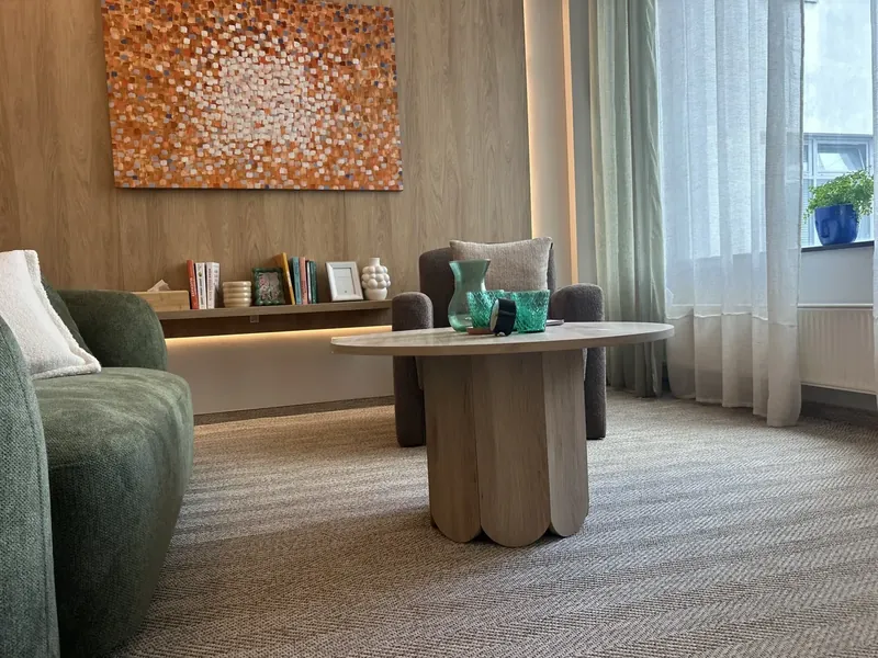 Gabinet 2 — sofa, stolik i regał z książkami