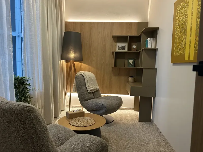 Gabinet 3 — fotel i lampa przy regale