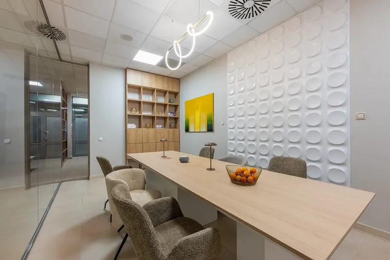 Sala konferencyjna &mdash; st&oacute;ł i regał
