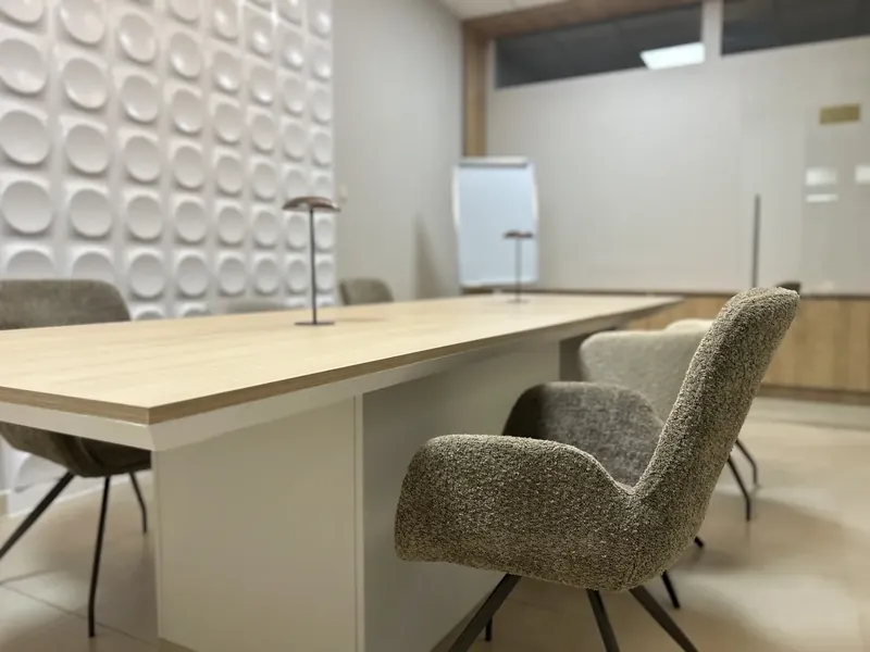 Sala konferencyjna &mdash; krzesła przy stole